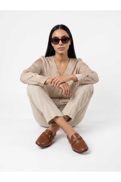 Gafas de sol efecto carey con patillas doradas unisex Old Rowley - vista puesto en la modelo
