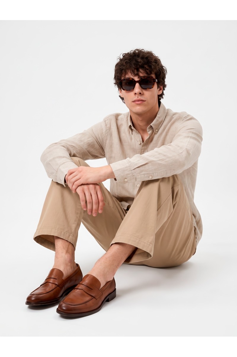 Gafas de sol efecto carey con patillas doradas unisex Old Rowley - vista puesto en el modelo