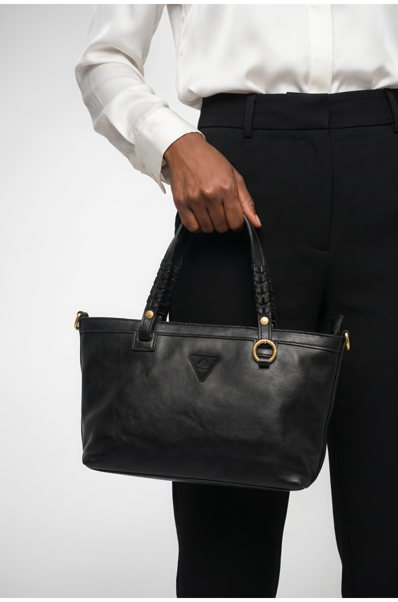 Bolso de Mano Piel Negro Asas Trenzadas y Neceser Extraíble Old Rowley - vista puesto en la modelo