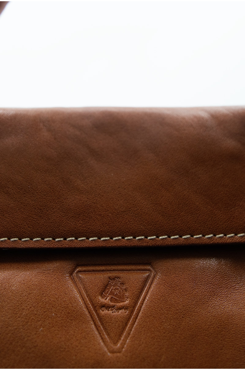 Bolso de Mano de Piel Marrón con Bandolera Old Rowley - vista detalle material cerca