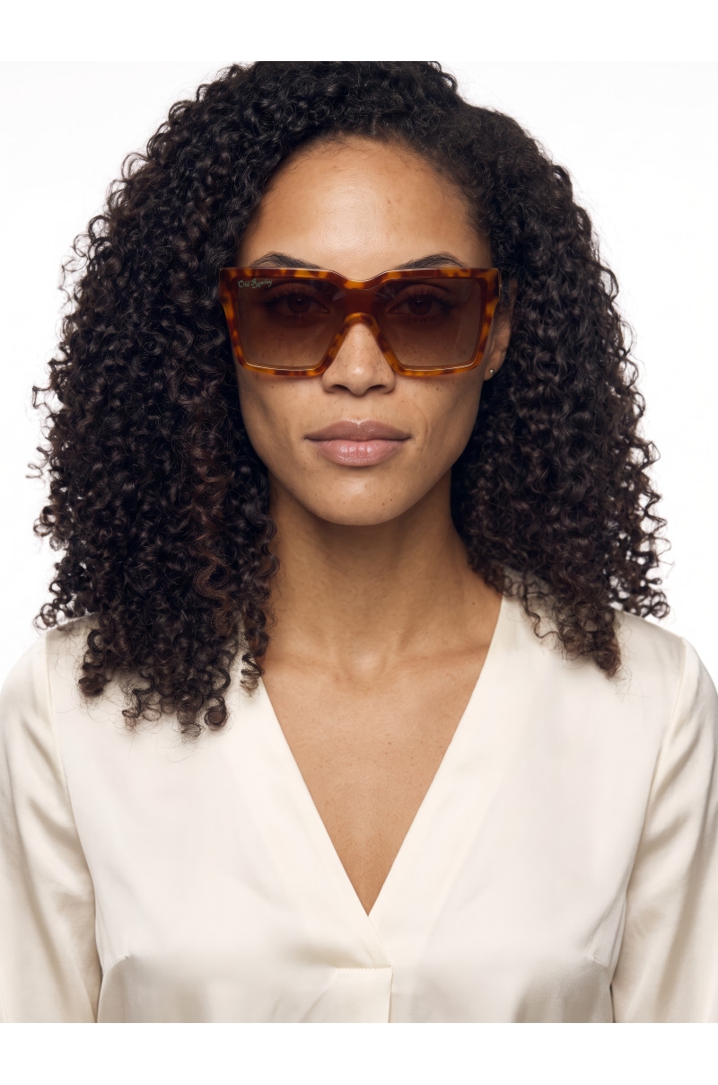 Gafas de Sol estilo Carey amplias Polarizadas unisex Old Rowley - vista puesta en la modelo