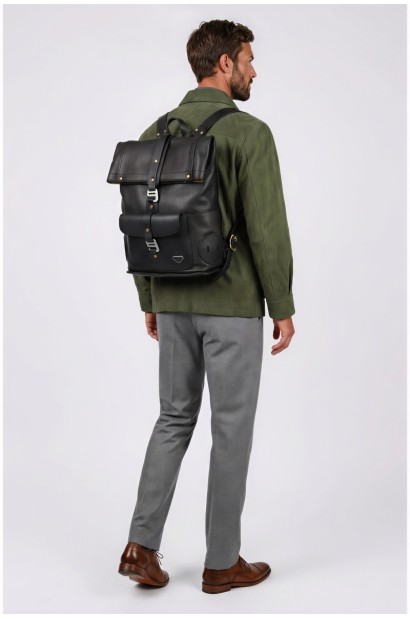 Mochila de Piel Negra Heritage para Hombre Old Rowley - vista modelo trasera
