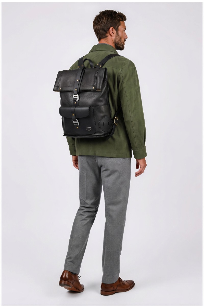 Mochila de Piel Negra Heritage para Hombre Old Rowley - vista modelo trasera