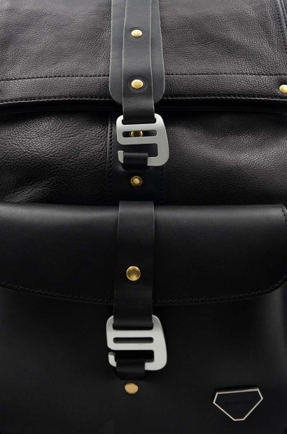 Mochila de Piel Negra Heritage para Hombre Old Rowley - vista detalle material cerca