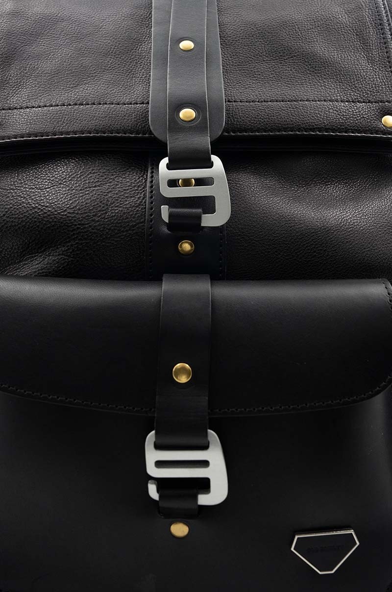Mochila de Piel Negra Heritage para Hombre Old Rowley - vista detalle material cerca