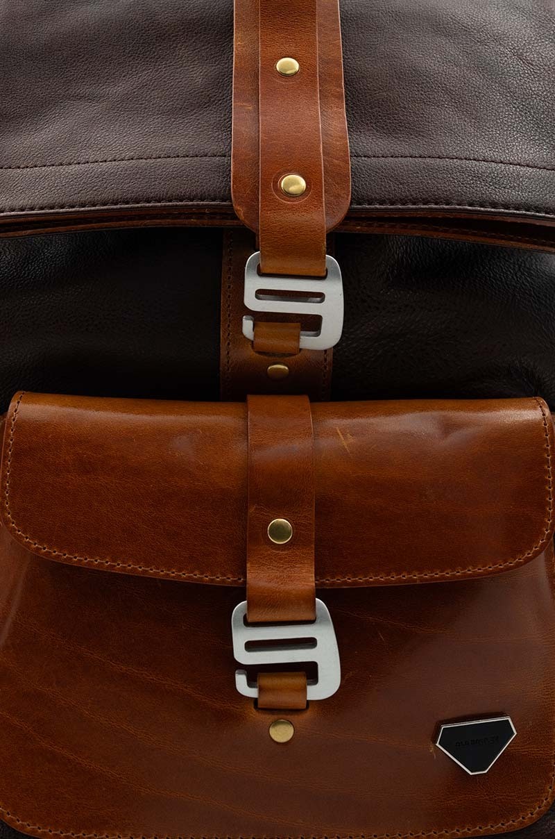 Mochila de Piel Marrón Heritage para Hombre Old Rowley - vista detalle material cerca