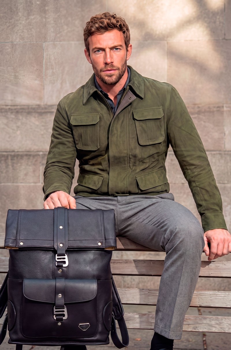 Mochila de Piel Negra Heritage para Hombre Old Rowley - vista en el modelo
