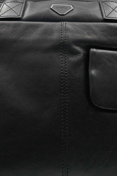 Maletín de piel negro con bolsillo frontal Old Rowley - vista detalle material cerca