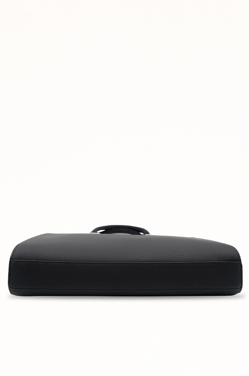 Maletín de piel negro minimalista con textura granulada Old Rowley - vista base