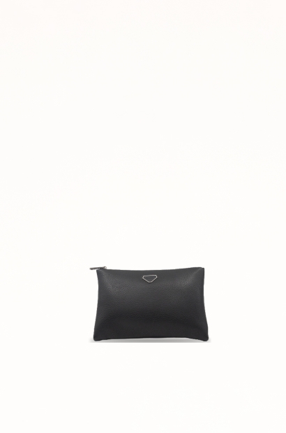 Pouch de piel negra con asa...