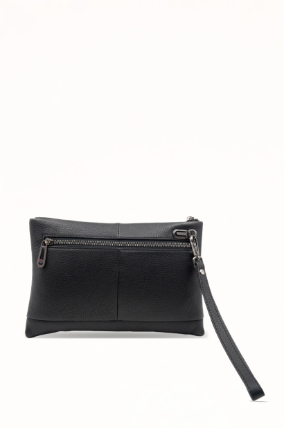 Pouch de piel negra con asa...