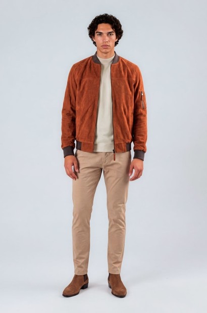 Cazadora bomber de piel de cordero marrón para hombre Old Rowley - vista frontal completa modelo