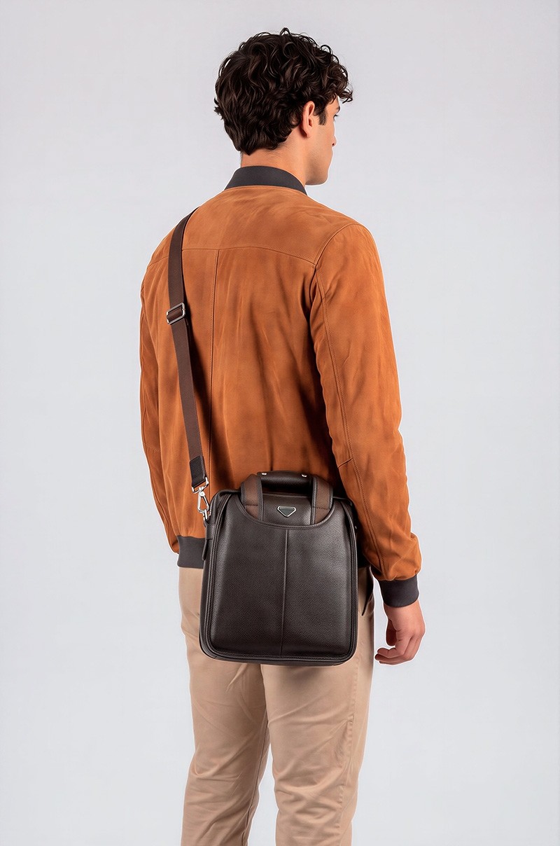 Cazadora bomber de piel de cordero marrón para hombre Old Rowley - vista trasera modelo