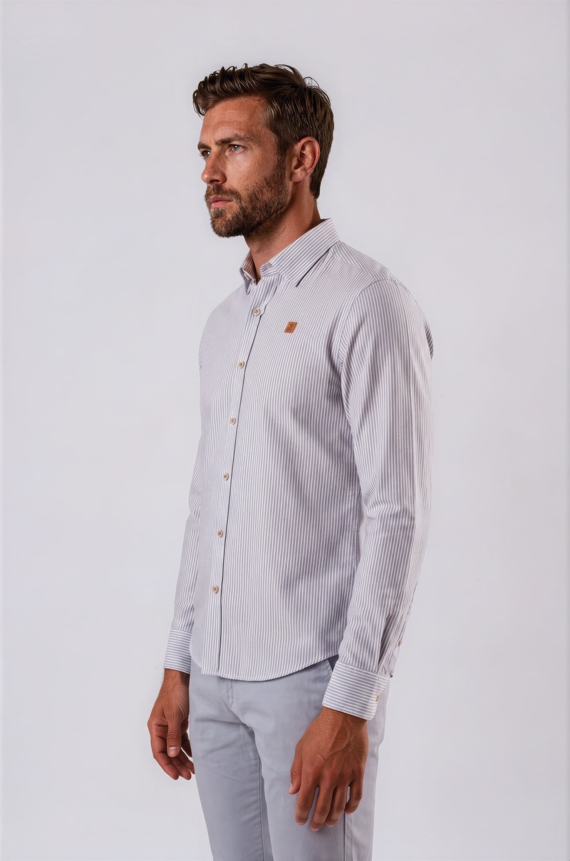 Camisa de Algodón a Rayas Finas Gris Claro Old Rowley - vista lateral modelo