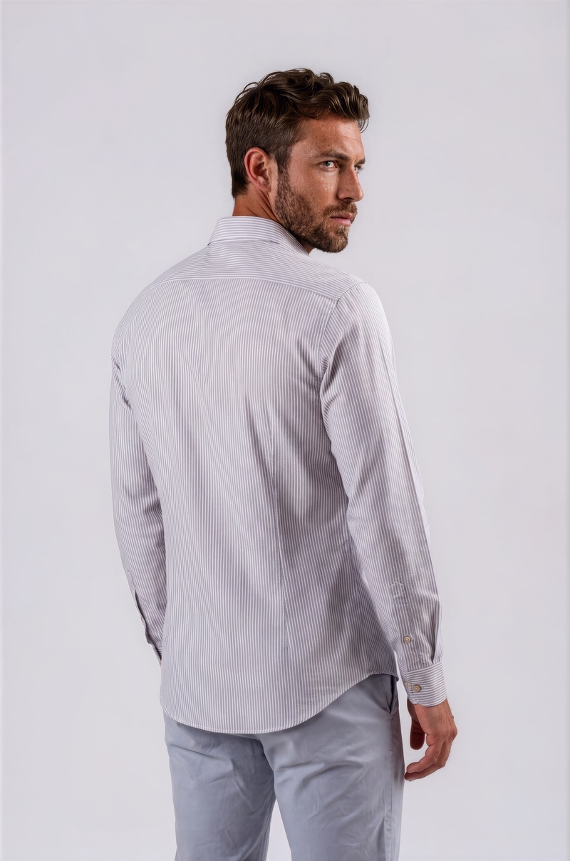 Camisa de Algodón a Rayas Finas Gris Claro Old Rowley - vista trasera modelo