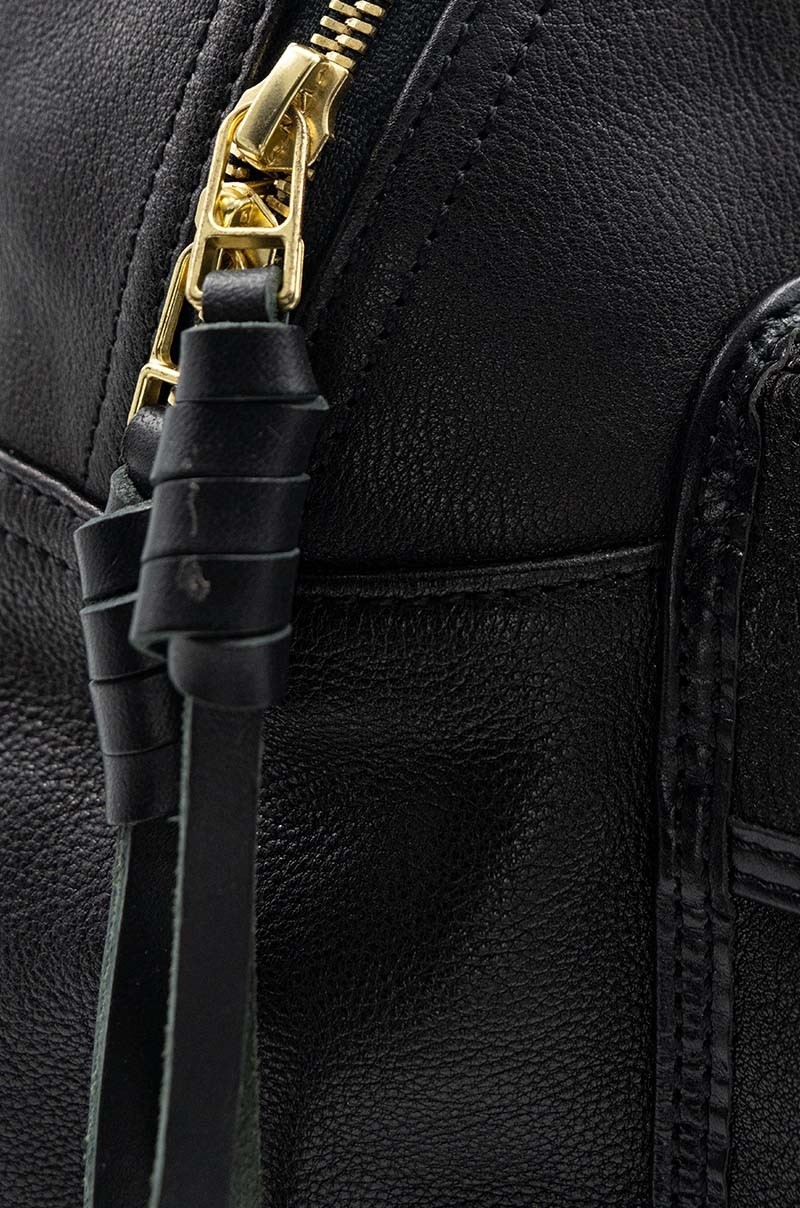 Mochila de Piel Negra con Bolsillos para Mujer Old Rowley - vista cremallera