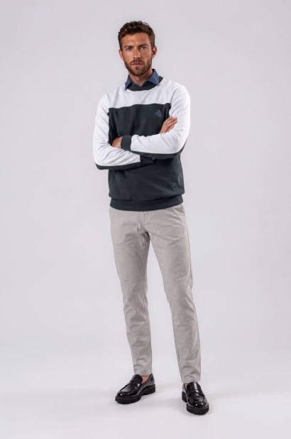 Sudadera de Algodón Bicolor Blanco y Azul Marino Old Rowley - vista frontal modelo