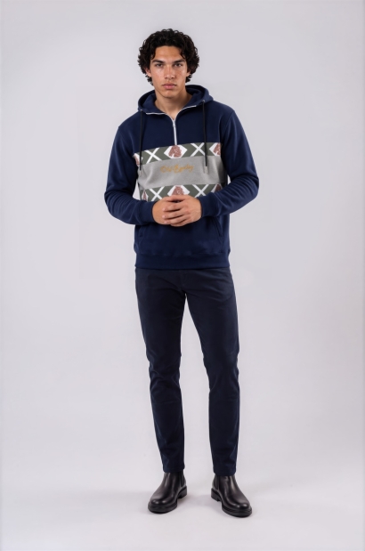 sudadera con capucha azul...