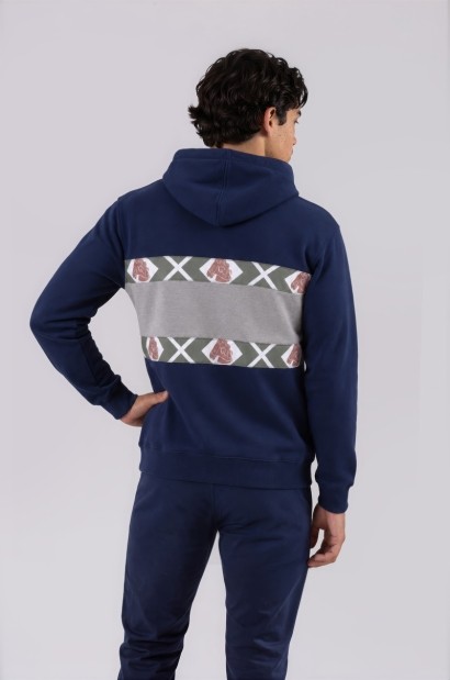 sudadera con capucha azul doble franja diseño de la marca Old Rowley - vista trasera modelo