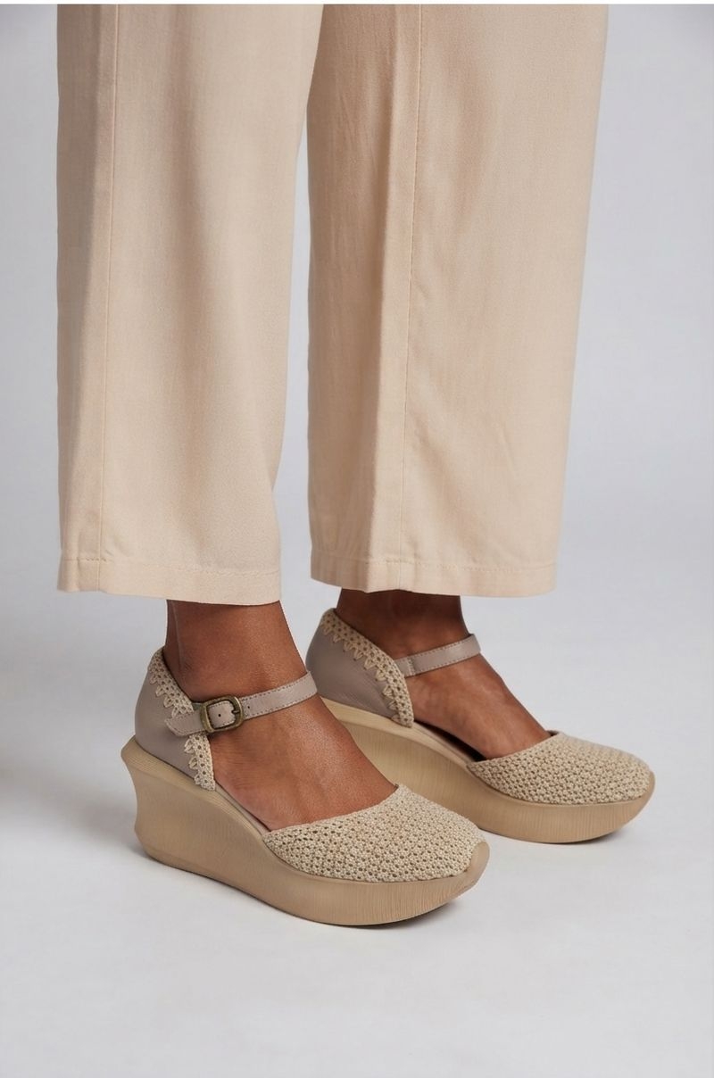 Sandalias Piel cuñas y Tejidas hebilla Gris Old Rowley - vista puesto en la modelo