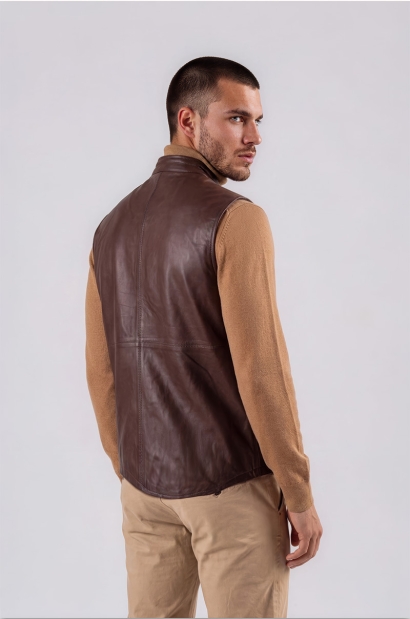 Chaleco de piel de cordero con cremallera Marrón Old Rowley - vista trasera modelo