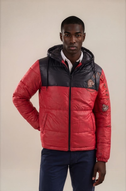 chaqueta con gorro roja y...