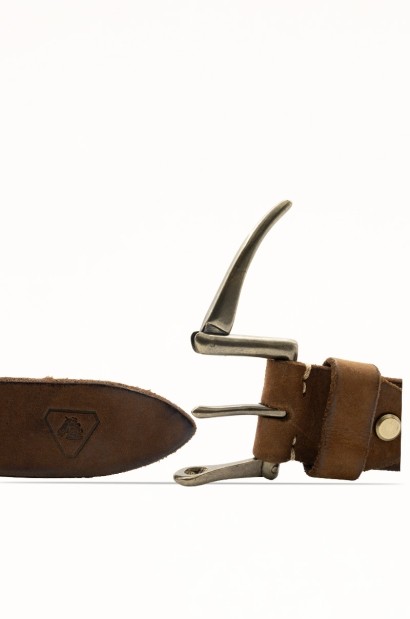 Cinturón de piel marrón vintage para hombre con cierre distintivo en latón envejecido - vista hebilla detalle cerca
