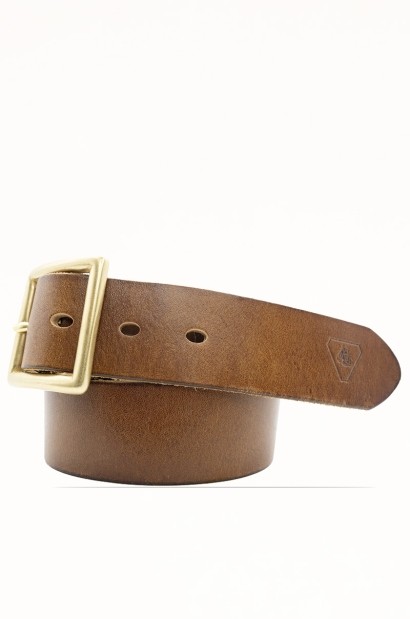 Cinturón de piel vacuna marrón con hebilla dorada Old Rowley enrollado, vista de la hebilla