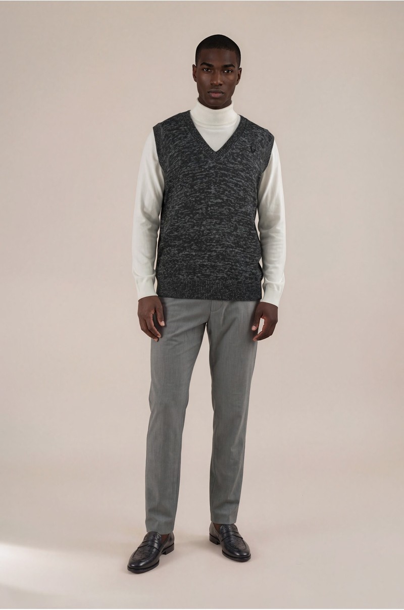 Chaleco de punto gris jaspeado con cuello de pico Old Rowley para hombre, conjunto completo sobre modelo