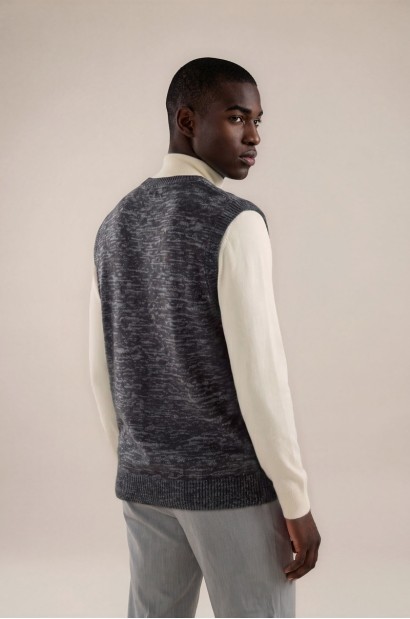 Chaleco de punto gris jaspeado con cuello de pico Old Rowley para hombre, vista trasera sobre modelo