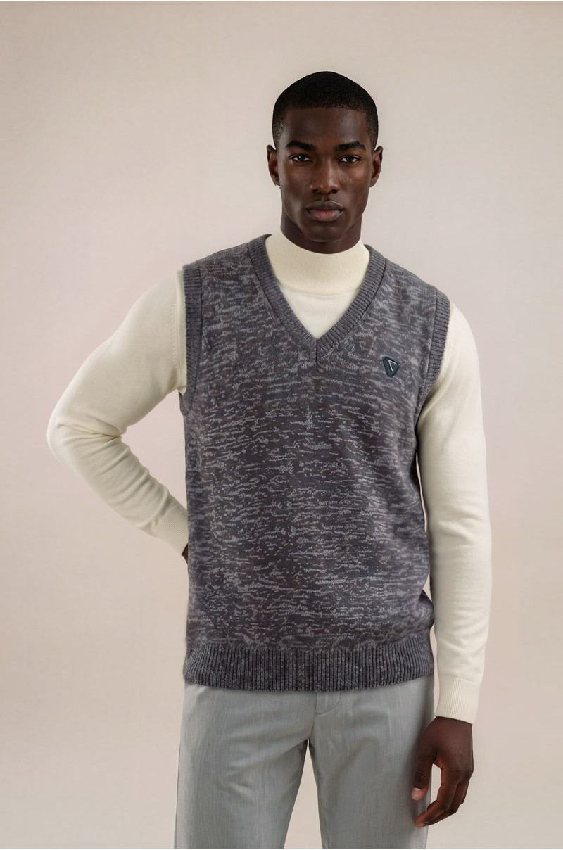 Chaleco de punto gris jaspeado con cuello de pico Old Rowley para hombre, vista frontal sobre modelo