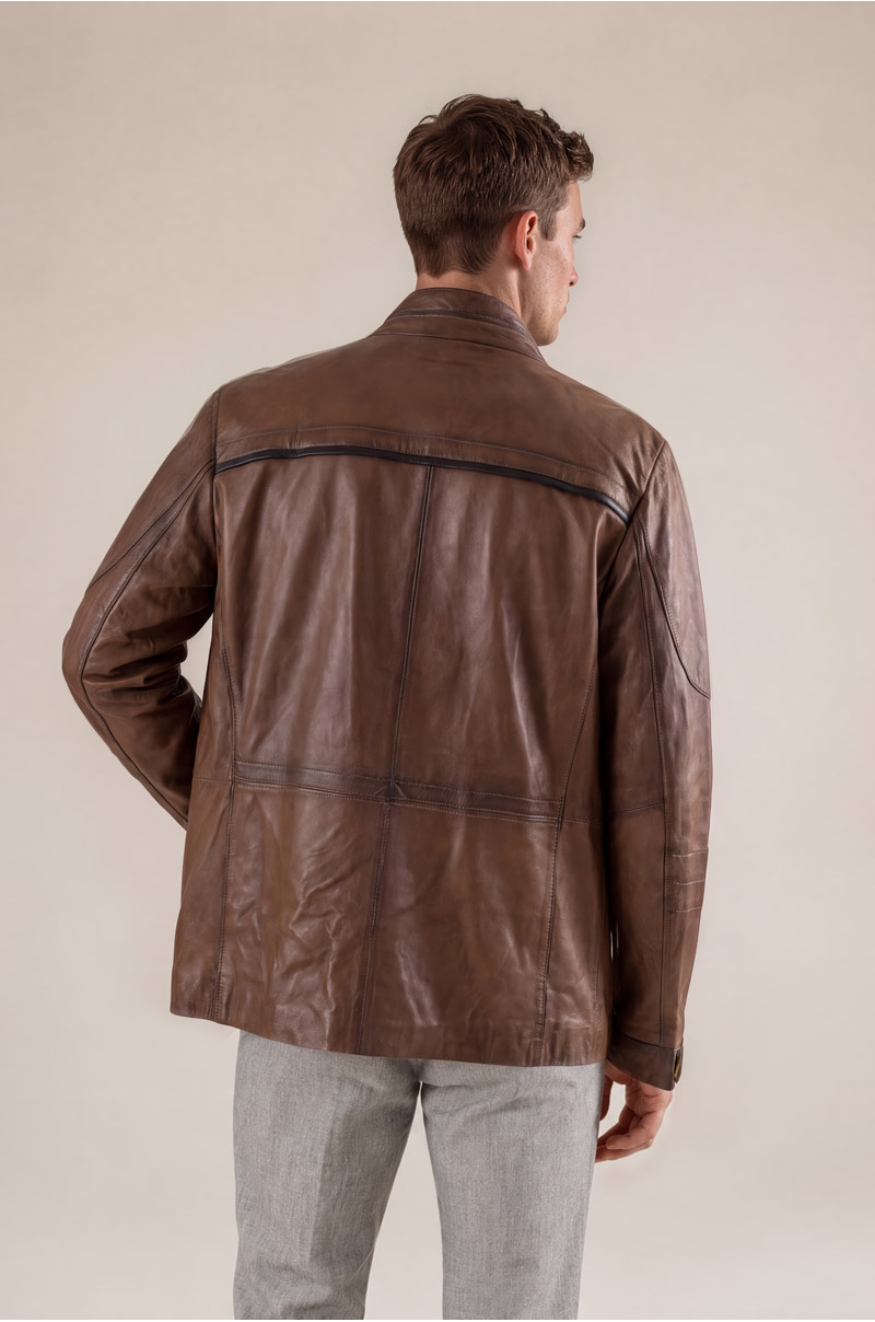 Chaqueta de piel de cordero marrón Old Rowley, vista trasera en tres cuartos con costuras visibles