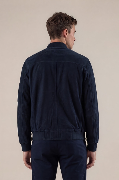 Cazadora bomber de piel de cordero azul marino Old Rowley, vista de espalda con cintura y puños de punto