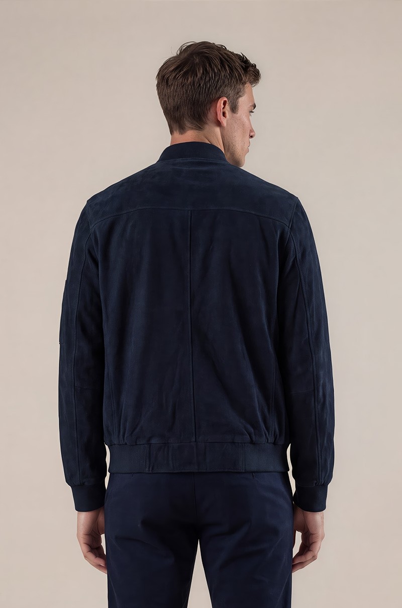 Cazadora bomber de piel de cordero azul marino Old Rowley, vista de espalda con cintura y puños de punto