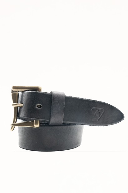 Cinturón de piel negro vintage para hombre con cierre distintivo en latón envejecido - vista enrollado