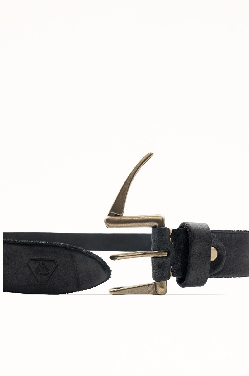 Cinturón de piel negro vintage para hombre con cierre distintivo en latón envejecido - vista hebilla detalle cerca