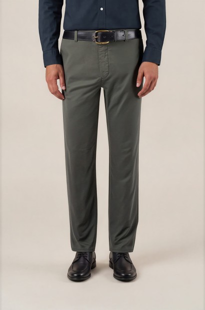 Pantalón chino verde regular fit para hombre - vista frontal