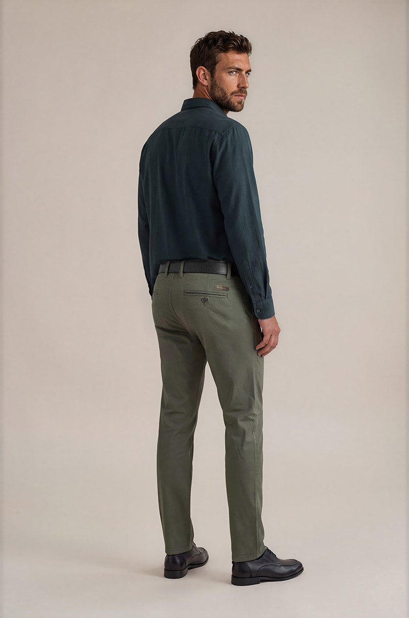 Pantalón chino verde regular fit para hombre - vista trasera lateral