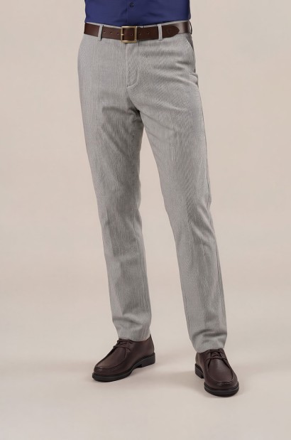 Pantalón de hombre rayas regular fit Old Rowley - vista frontal modelo