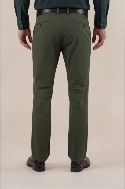 Pantalón chino verde regular fit para hombre - vista trasera