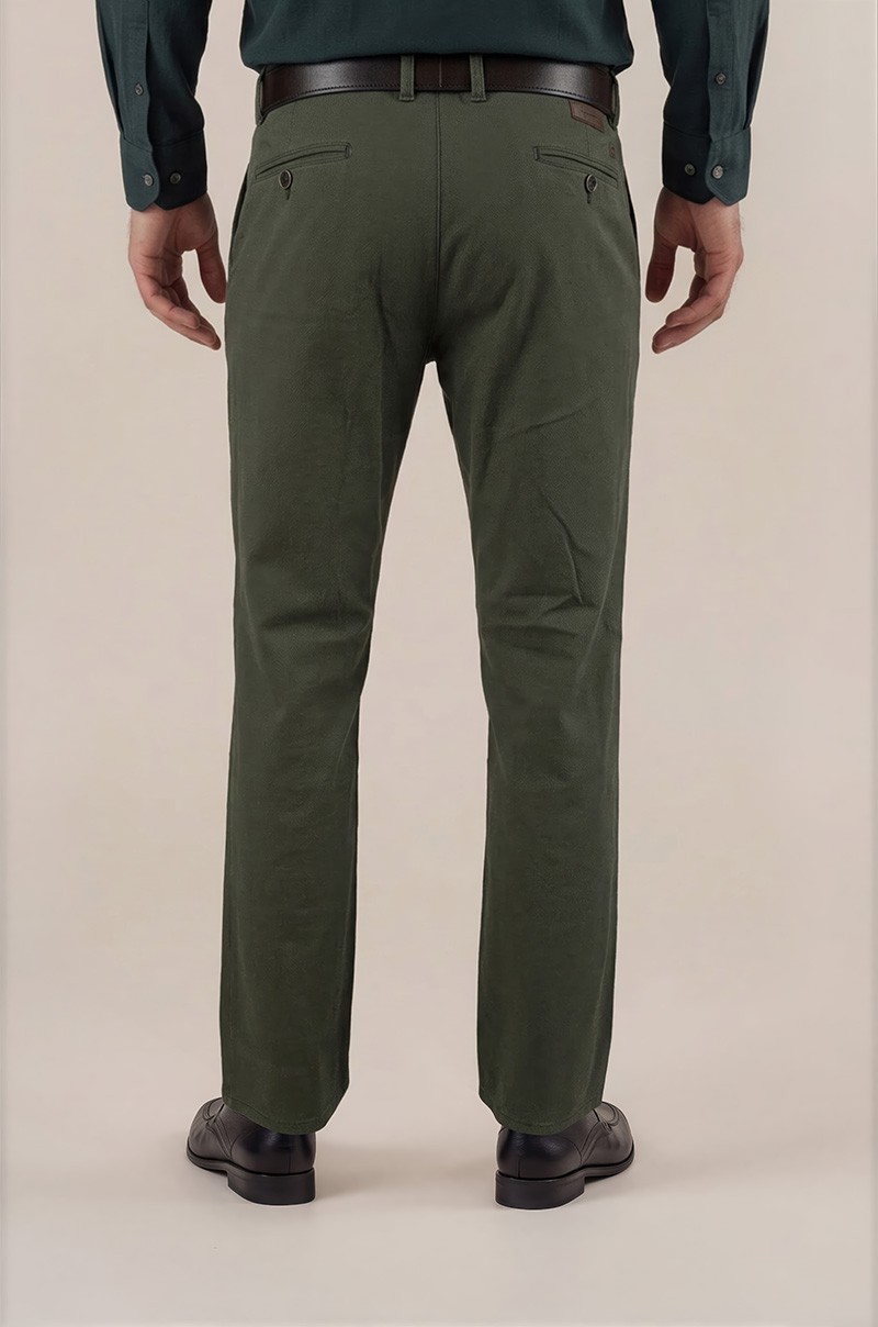 Pantalón chino verde regular fit para hombre - vista trasera