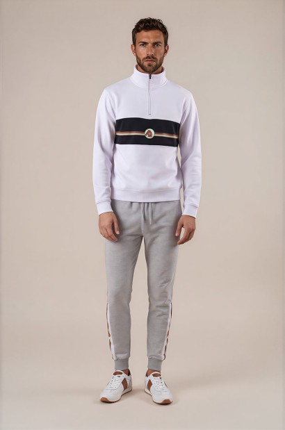 Sudadera blanca 1/4 zip con banda frontal y logo Old Rowley - vista frontal completa