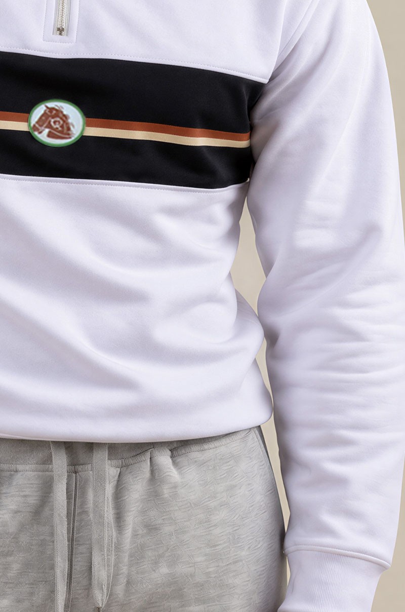 Sudadera blanca 1/4 zip con banda frontal y logo Old Rowley - detalle pecho