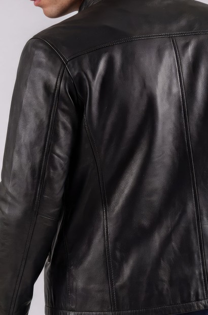Chaqueta de piel de cordero con cuello alto Old Rowley - detalle de espalda y costuras
