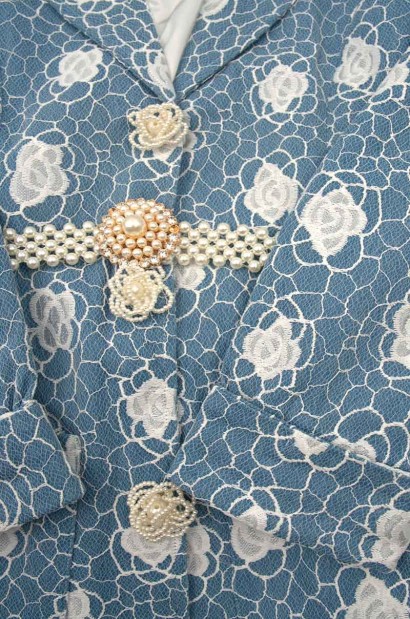 Vestido abrigo de encaje azul con cinturón de perlas Old Rowley - vista detalle cerca